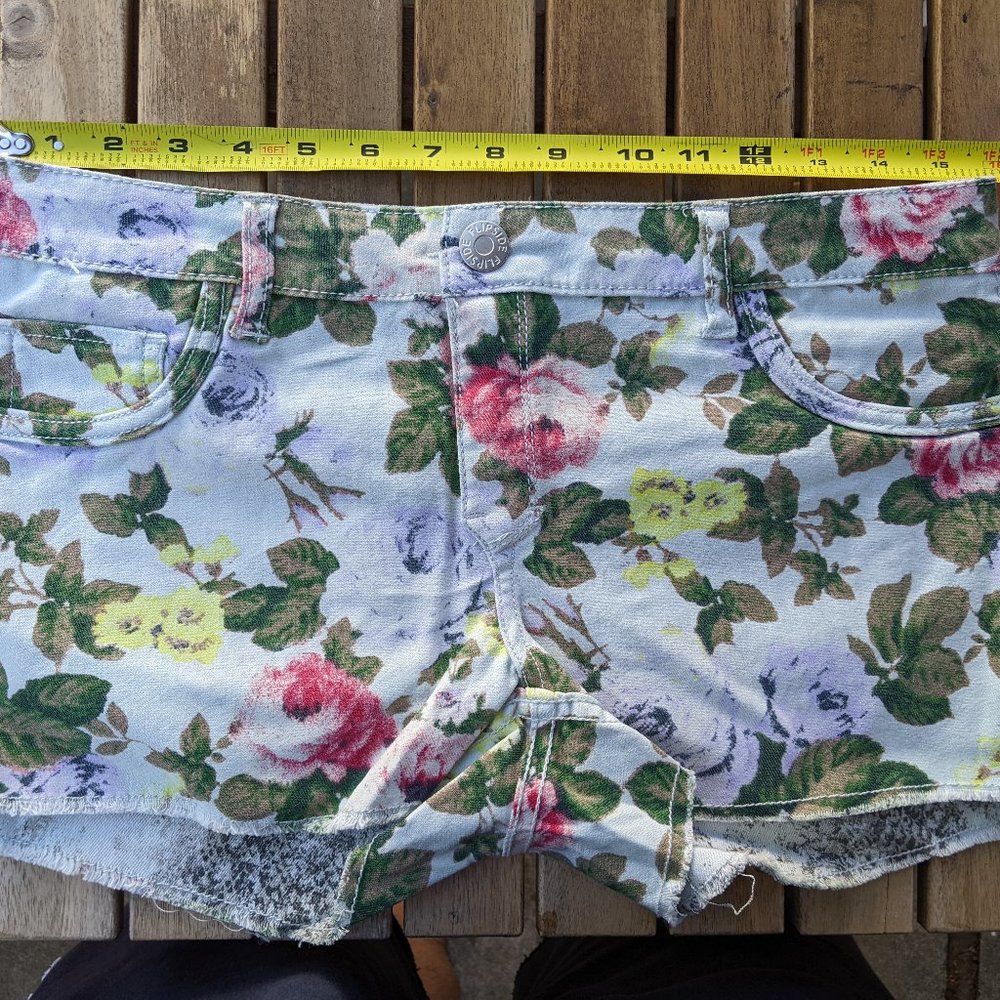 FLIPSIDE Reversable Cutoff Flower/Snake Print Shorts Juniors Size 9